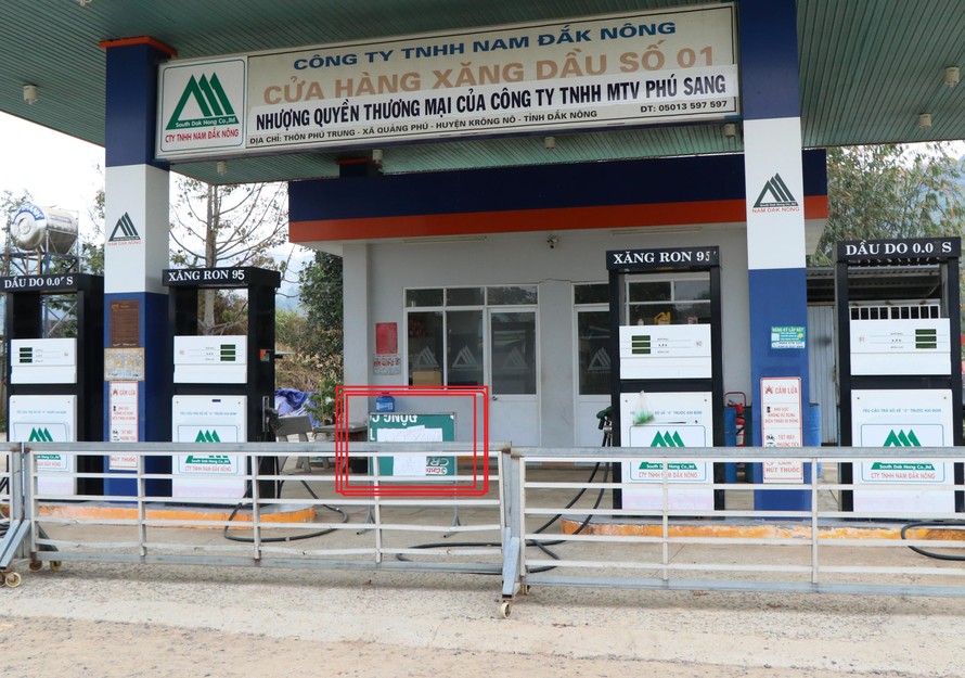 Cửa hàng xăng dầu số 1 (nhượng quyền thương mại của Công ty TNHH MTV Phú Sang) bdựng rào chắn do "hết hàng"