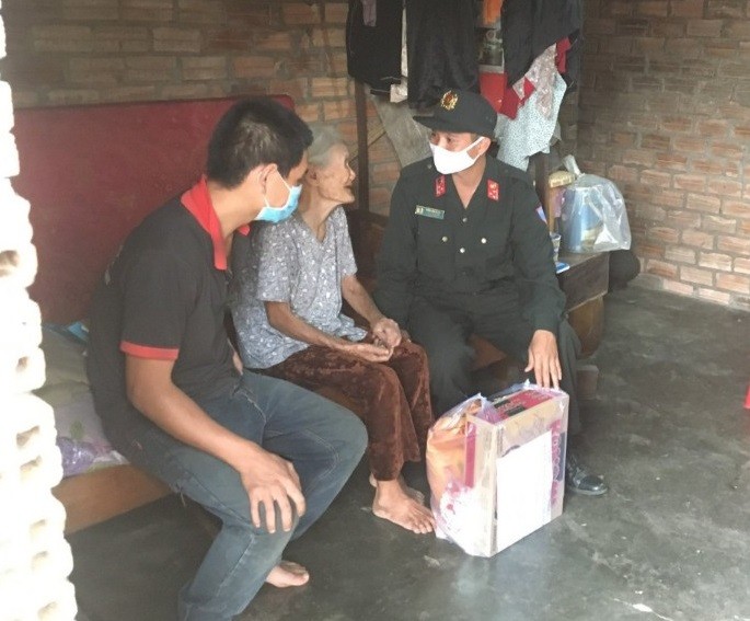 Phòng cảnh sát cơ động tặng quà cho người dân có hoàn cảnh khó khăn ở xã Hòa Phú, TP Buôn Ma Thuột