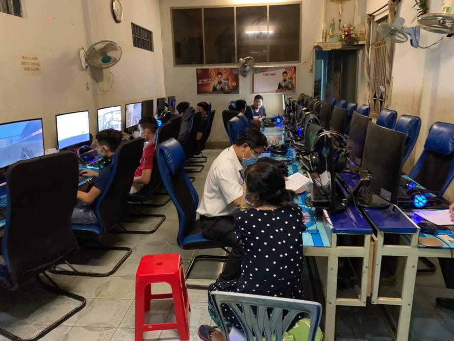 Bên trong tiệm internet Châu Vinh (ở số 163 Nguyễn Lương Bằng)