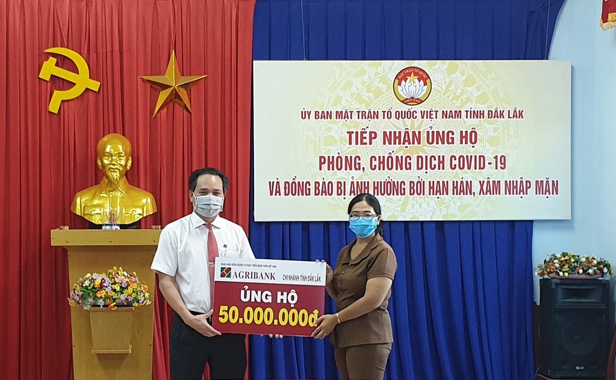 Ông Vương Hồng Lĩnh – Giám đốc Agribank Đắk Lắk trao tiền tượng trưng cho đại diện MTTQ Việt Nam tỉnh Đắk Lắk
