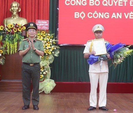 Thượng tá Nguyễn Tường Vũ (bên phải) giữ chức vụ Phó giám đốc Công an tỉnh Đắk Nông