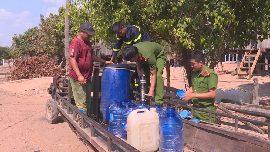 Công an tỉnh Đắk Lắk cung cấp nước sạch cho người dân vùng biên giới huyện Ea Súp