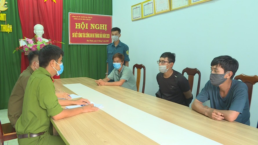 3 đối tượng tại trụ sở công an xã Hòa Thuận