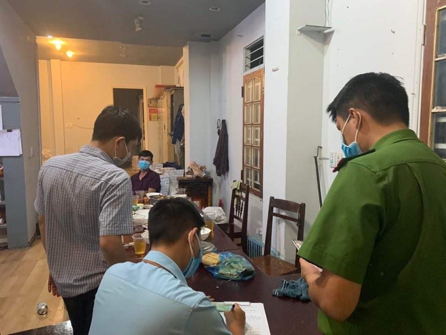 Cơ quan chức năng làm việc với nhóm người tổ chức ăn nhậu, hát hò bên trong Văn phòng đại diện Cty xổ số kiến thiết Đắk Nông