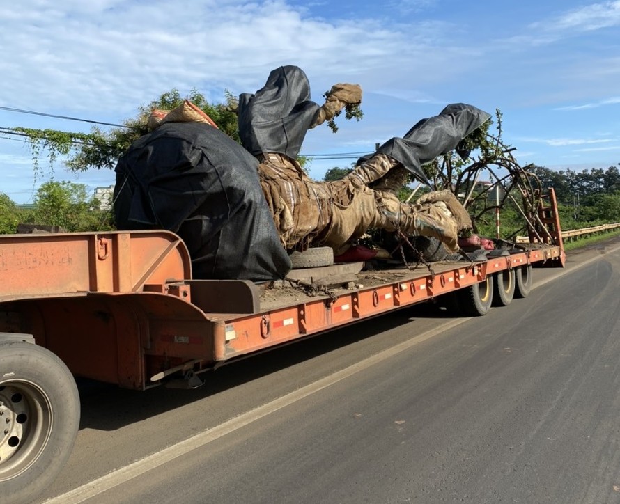 Hiện trường CSGT Đắk Nông phát hiện chiếc xe chở cây gỗ khủng