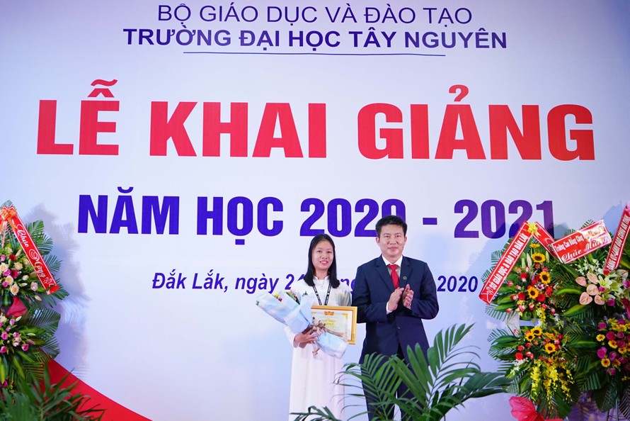 Tiến sĩ Nguyễn Thanh Trúc tặng giấy khen nữ tân sinh viên thủ khoa của Trường Đại học Tây Nguyên Lê Thị Thúy