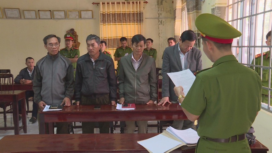Công an đọc lệnh bắt tạm giam 4 lãnh đạo Cty Ea Kar