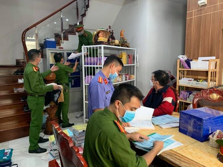 Cơ quan chức năng khám xét nơi ở của ông Nguyễn Tiến Minh 