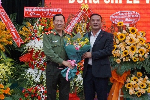 Lãnh đạo UBND tỉnh Đắk Lắk chúc mừng ông Lê Văn Tuyến thăng hàm thiếu tướng