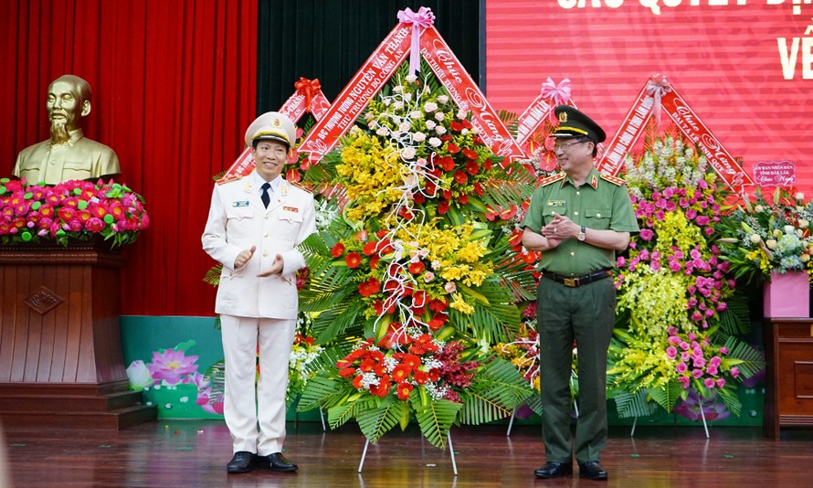 Thượng tướng Nguyễn Văn Thành tặng hoa chúc mừng thiếu tướng Lê Văn Tuyến