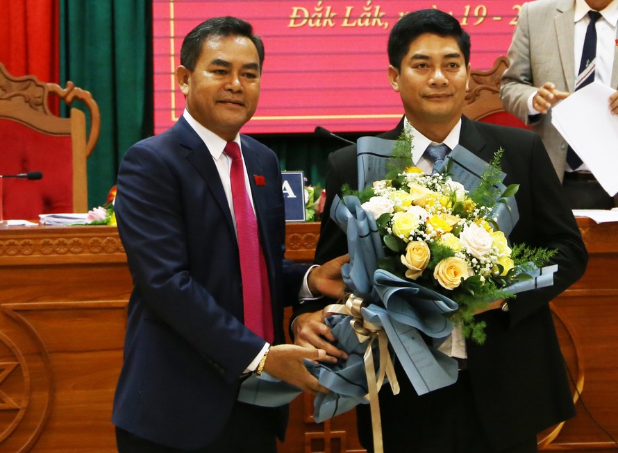 Ông Y Vinh Tơ (phải) được bầu giữ chức vụ Phó Chủ tịch HĐND tỉnh Đắk Lắk 