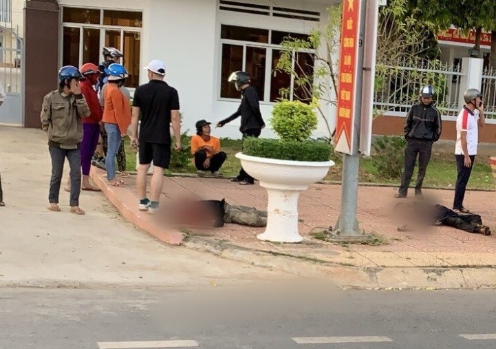 Hiện trường vụ phát hiện thi thể người đàn ông trước cổng trụ sở UBND huyện Cư Jút