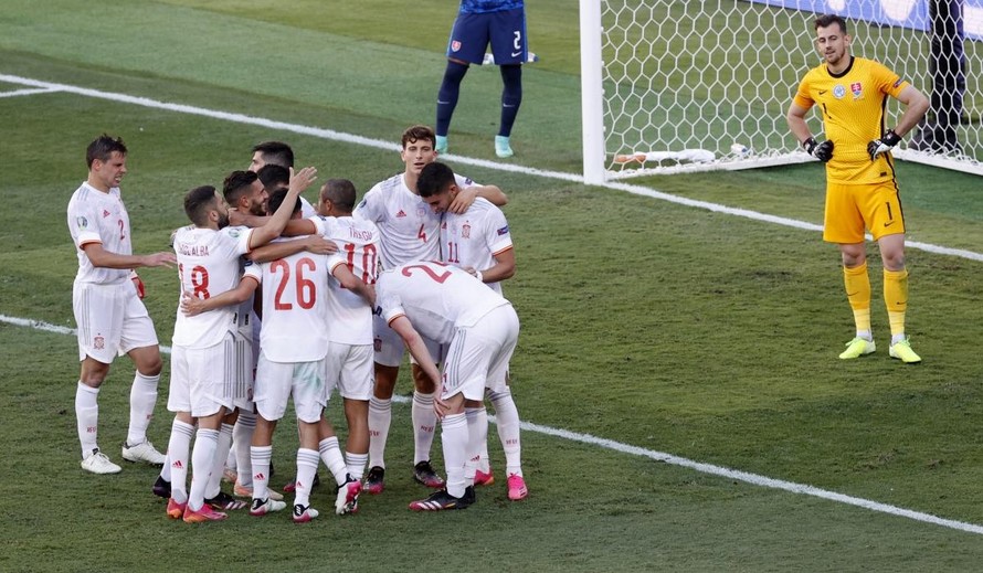 Slovakia 0-5 Tây Ban Nha: 'Bò tót' dội mưa bàn thắng, thẳng tiến vòng 1/8