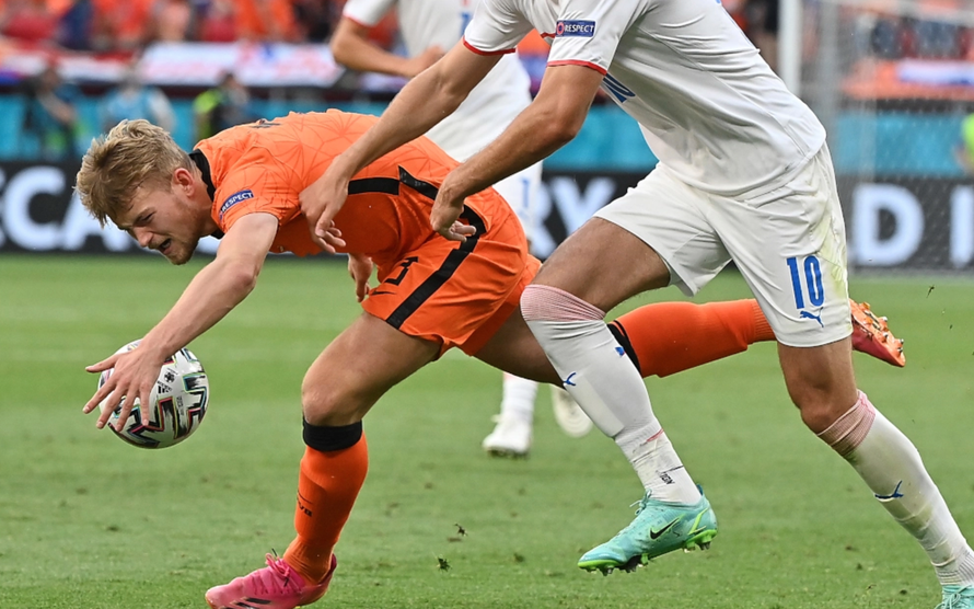 Bị đuổi khỏi sân, ngôi sao Hà Lan đổ tại cầu thủ CH Séc