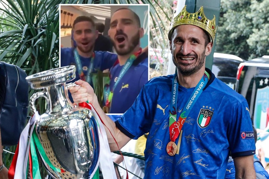 Chiellini đội vương miện, Italia mang chức vô địch về đến Rome