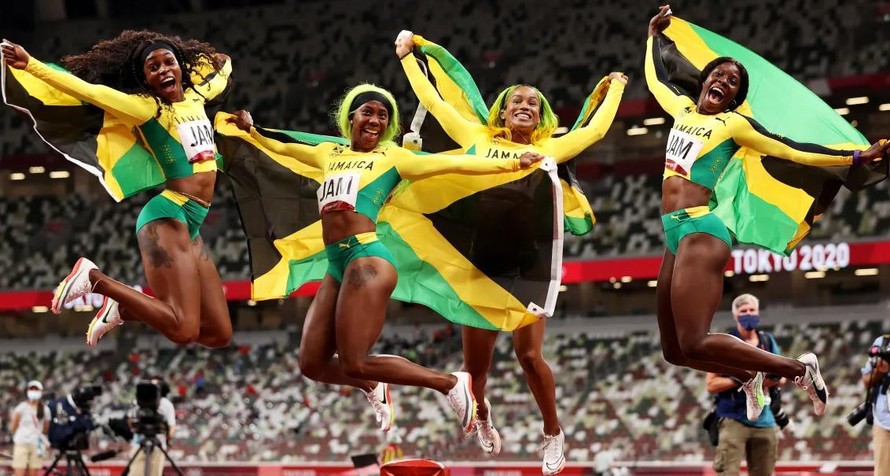 Các cô gái Jamaica chạy như 'xé gió', thống trị nội dung chạy tiếp sức 4x100m