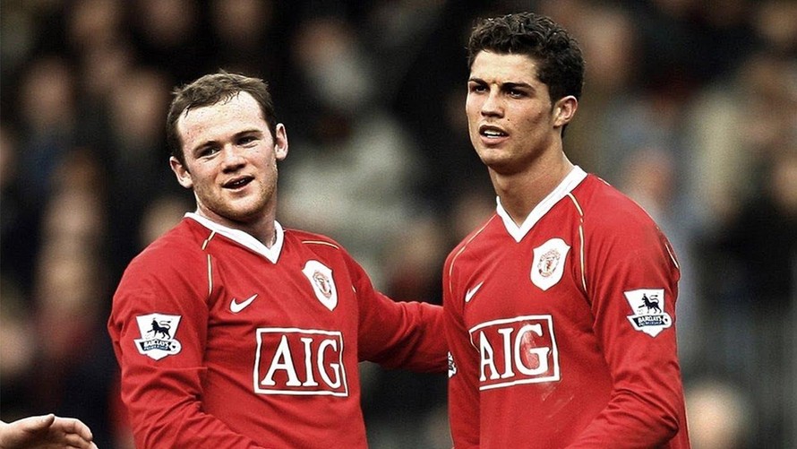 Rooney thẫn thờ khi nghe tin Ronaldo sắp gia nhập Man City