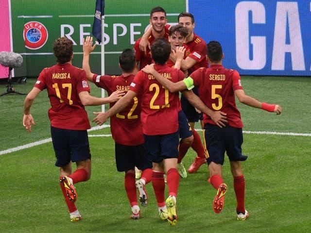 Torres ​tỏa sáng, Tây Ban Nha chấm dứt chuỗi bất bại huyền thoại của Italia