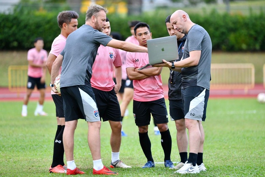 HLV Polking đem laptop ra tận sân để dạy các cầu thủ Thái Lan