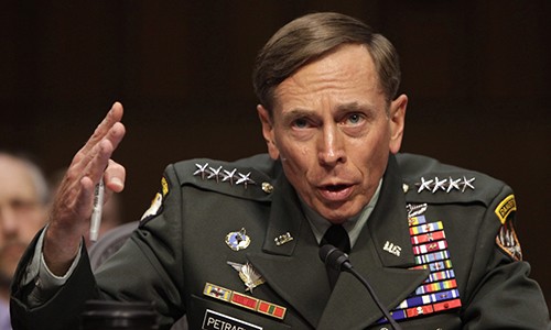 Đại tướng David Petraeus trong phiên điều trần tại Quốc hội Mỹ trước khi trở thành giám đốc CIA, tháng 6/2011. Ảnh: Reuters.