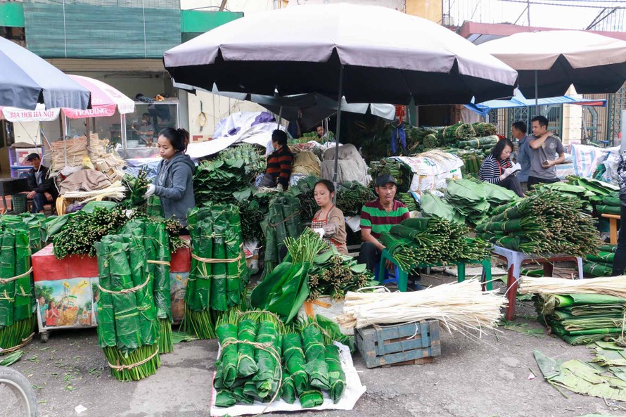 Tết sắp đến nơi, chợ lá dong lâu đời của Thủ đô vẫn đìu hiu