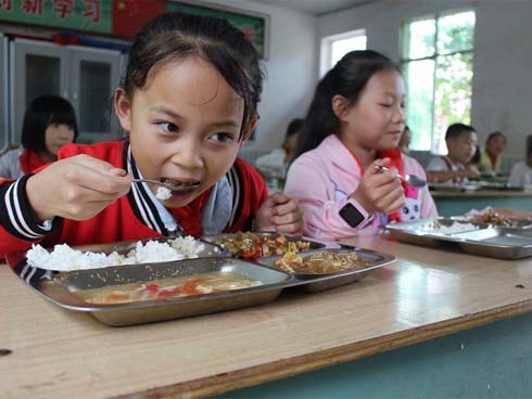 Học sinh Tứ Xuyên ăn uống khỏe mạnh, miễn phí tại trường