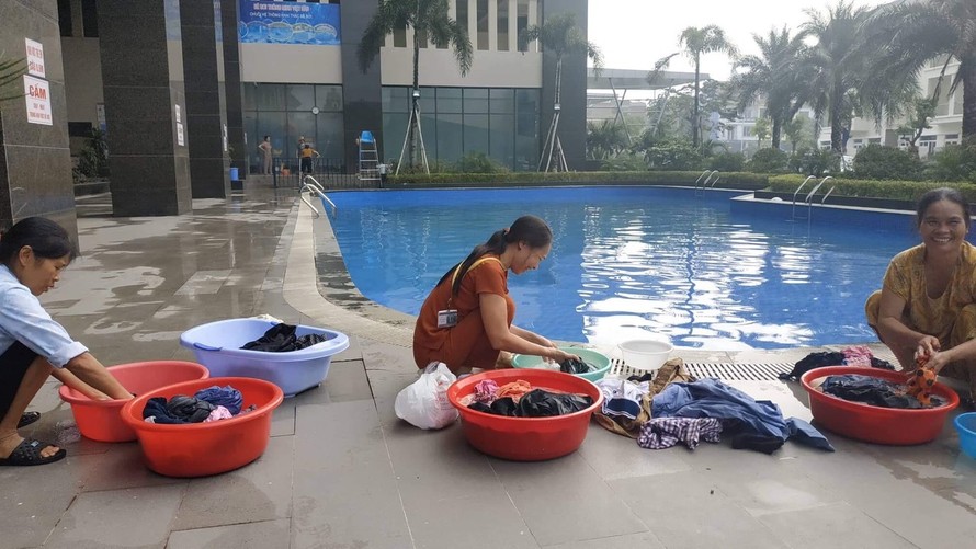 Tại chung cư Gemek 2 (huyện Hoài Đức, Hà Nội), một chung cư nằm trong khu vực thiếu nước sinh hoạt, người dân phải mang quần áo xuống bể bơi của tòa nhà để giặt giũ.