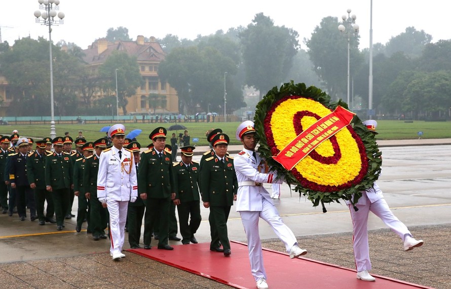 Đoàn đại biểu Quân ủy Trung ương và Bộ Quốc phòng đặt vòng hoa và vào Lăng viếng Chủ tịch Hồ Chí Minh. (Ảnh: Dương Giang/TTXVN)