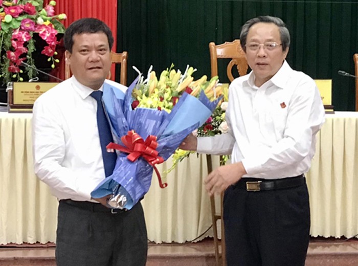 Tân Phó chủ tịch UBND tỉnh Quảng Bình Trần Phong (bìa trái). Ảnh: Thông tấn xã Việt Nam