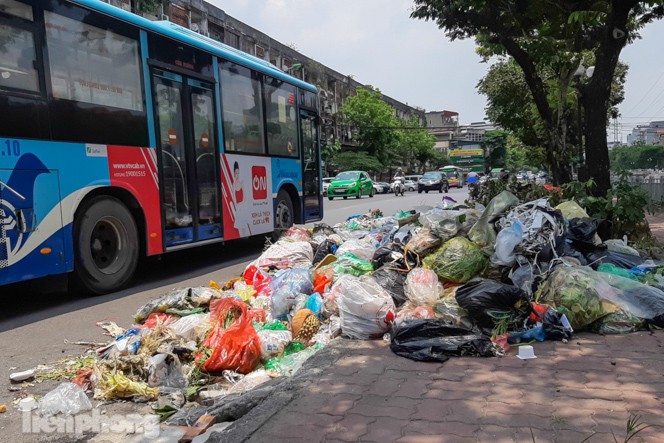 Xe vào bãi rác Nam Sơn bị chặn, phố phường Hà Nội ngập trong 'biển' rác