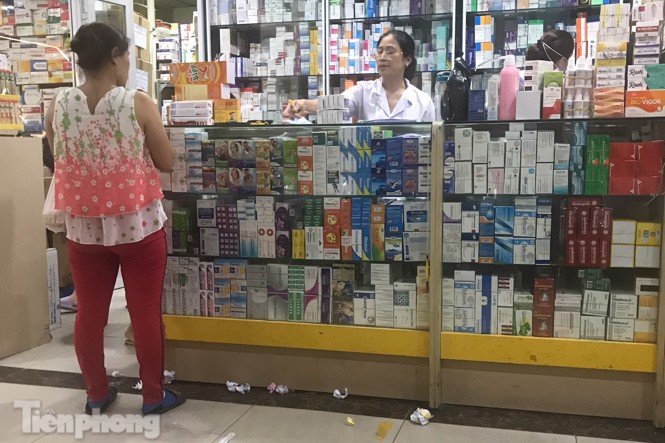 Dân 'mỏi mắt' tìm mua khẩu trang y tế ở chợ thuốc lớn nhất Hà Nội