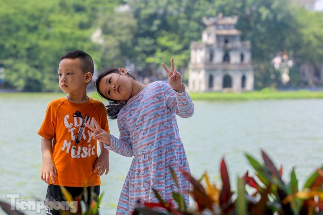 Thưởng lãm hồ Hoàn Kiếm diện mạo mới trong tiết trời thu Hà Nội