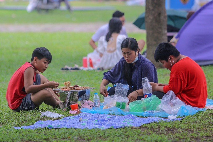 Đổ xô tới công viên Yên Sở cắm trại, nhiều người quên đeo khẩu trang