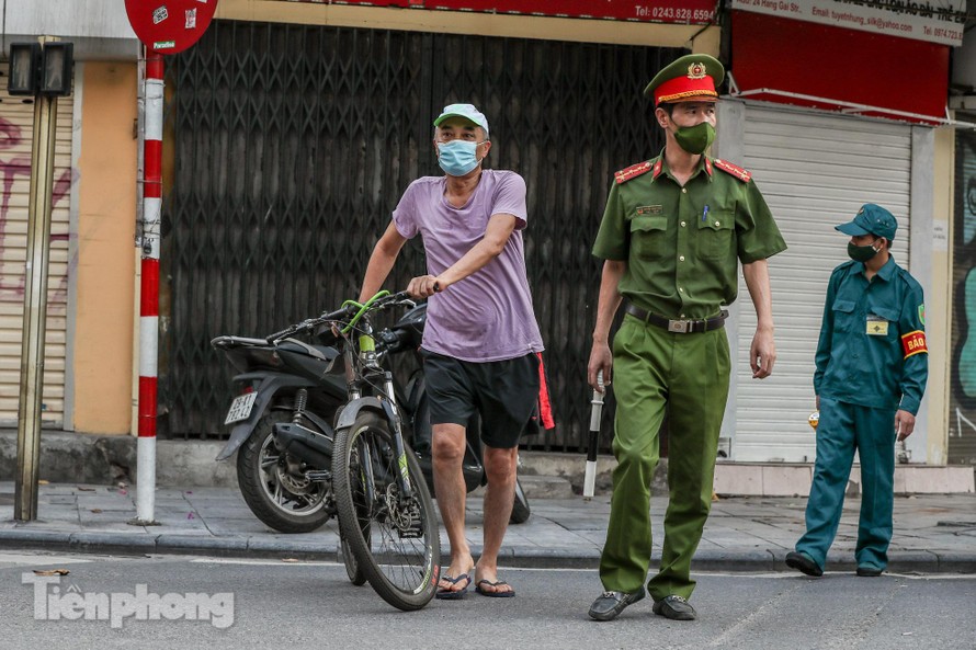 Bất chấp lệnh 'ở nhà', nhiều người Hà Nội vẫn đổ ra đường tập thể dục 