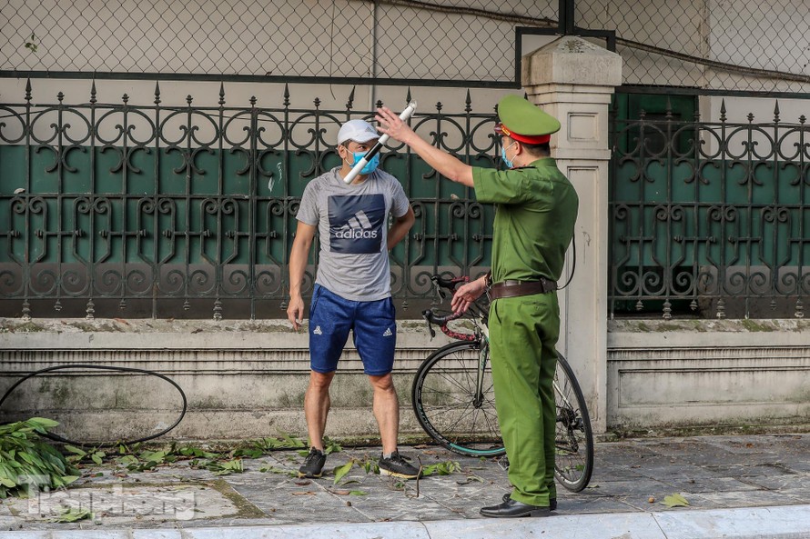 Phạt 42 triệu đồng với 21 người ra đường không lý do chính đáng ở Hà Nội