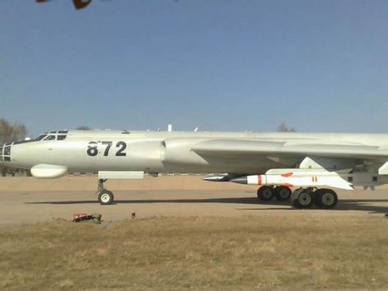 Máy bay ném bom H-6G gắn tên lửa siêu âm YJ-12