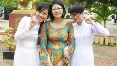 Hà và Trang chụp ảnh cùng cô giáo chủ nhiệm. 