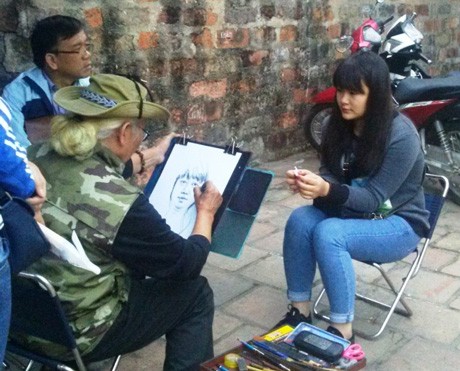 Họa sĩ Minh Đạt đã có 2 năm "ra phố" ký họa chân dung