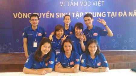 Lý Thị Thảo (đứng giữa, hàng trên) tham dự chương trình do VTV tổ chức.