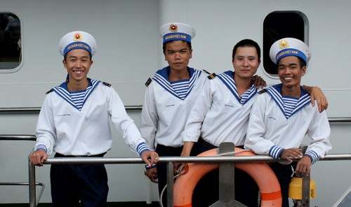  Nguyễn Quốc Đức (ngoài cùng, bên trái) cùng đồng đội trên con tàu đến với Trường Sa. Ảnh: Quang Trường.