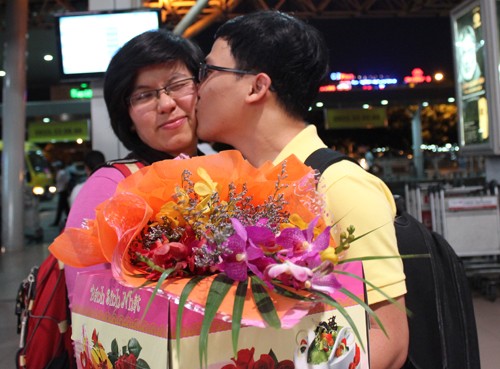 Hồng Thúy nhận nụ hôn ngọt ngào từ chàng trai Sài Gòn trong khoảnh khắc gặp gỡ tại sân bay Tân Sơn Nhất vào tối 14/2. Ảnh: Lê Phương.