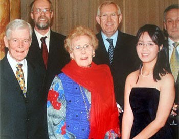 Lê Võ Phương Mai (hàng dưới bên phải) cùng các giáo sư tại Đại học Cardiff.