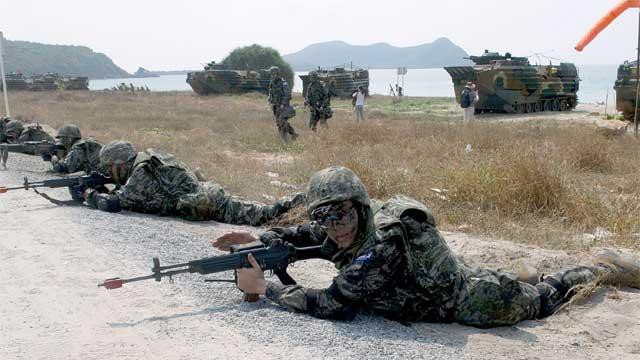 Thủy quân lục chiến Mỹ - Thái Lan đổ bộ tái chiếm đảo