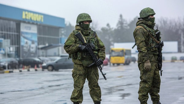 Lính Nga xuất hiện tại một sân bay nước Cộng hòa tự trị Crimea vào sáng nay (28/2). Ảnh: RIA Novosti