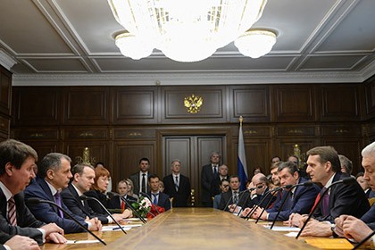 Chủ tịch Duma Quốc gia Nga Sergei Naryshkin tại một cuộc gặp với giới chức Crimea. Ảnh: Lenta 