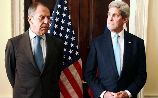 Ngoại trưởng Nga Sergei Lavrov (trái) và người đồng cấp John Kerry