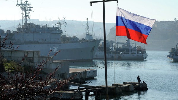 Tàu chiến của Ukraine tại Crimea treo cờ Nga