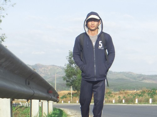  Minh trong chuyến đi bộ đến Kon Tum năm 2013. Ảnh: NVCC.