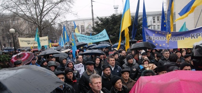 Cộng đồng người Tatar tại Crimea trong một cuộc tuần hành. Ảnh: Unian