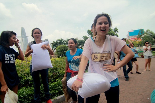 Giới trẻ Sài Gòn mang gối ra công viên đánh nhau